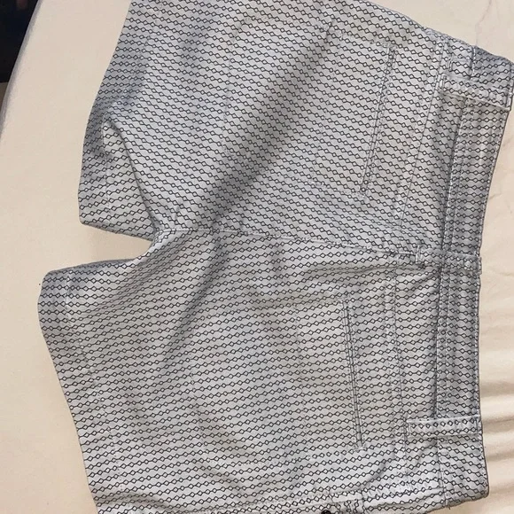 RARE can’t find again, Size 4 Lolë grey designed shorts - Picture 4 of 5